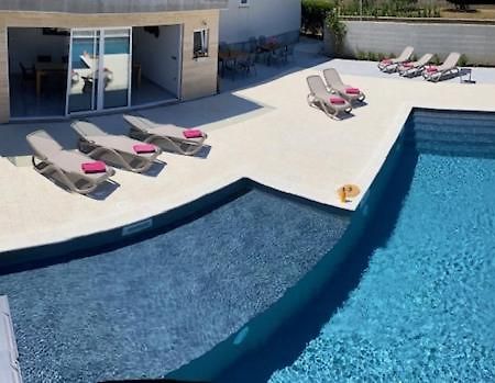 Croliday Apartment With Pool Nin فرسي المظهر الخارجي الصورة