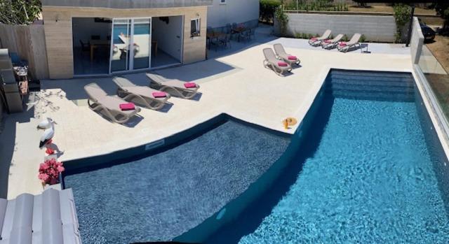 Croliday Apartment With Pool Nin فرسي المظهر الخارجي الصورة