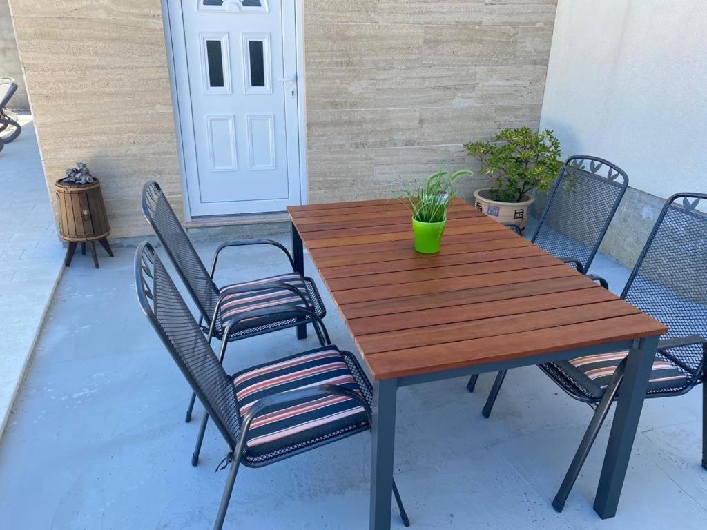 Croliday Apartment With Pool Nin فرسي المظهر الخارجي الصورة