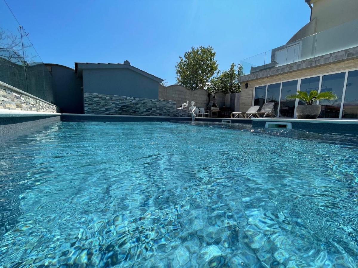 Croliday Apartment With Pool Nin فرسي المظهر الخارجي الصورة