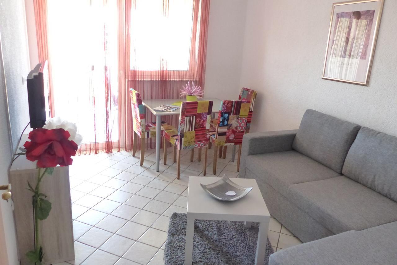 Croliday Apartment With Pool Nin فرسي المظهر الخارجي الصورة