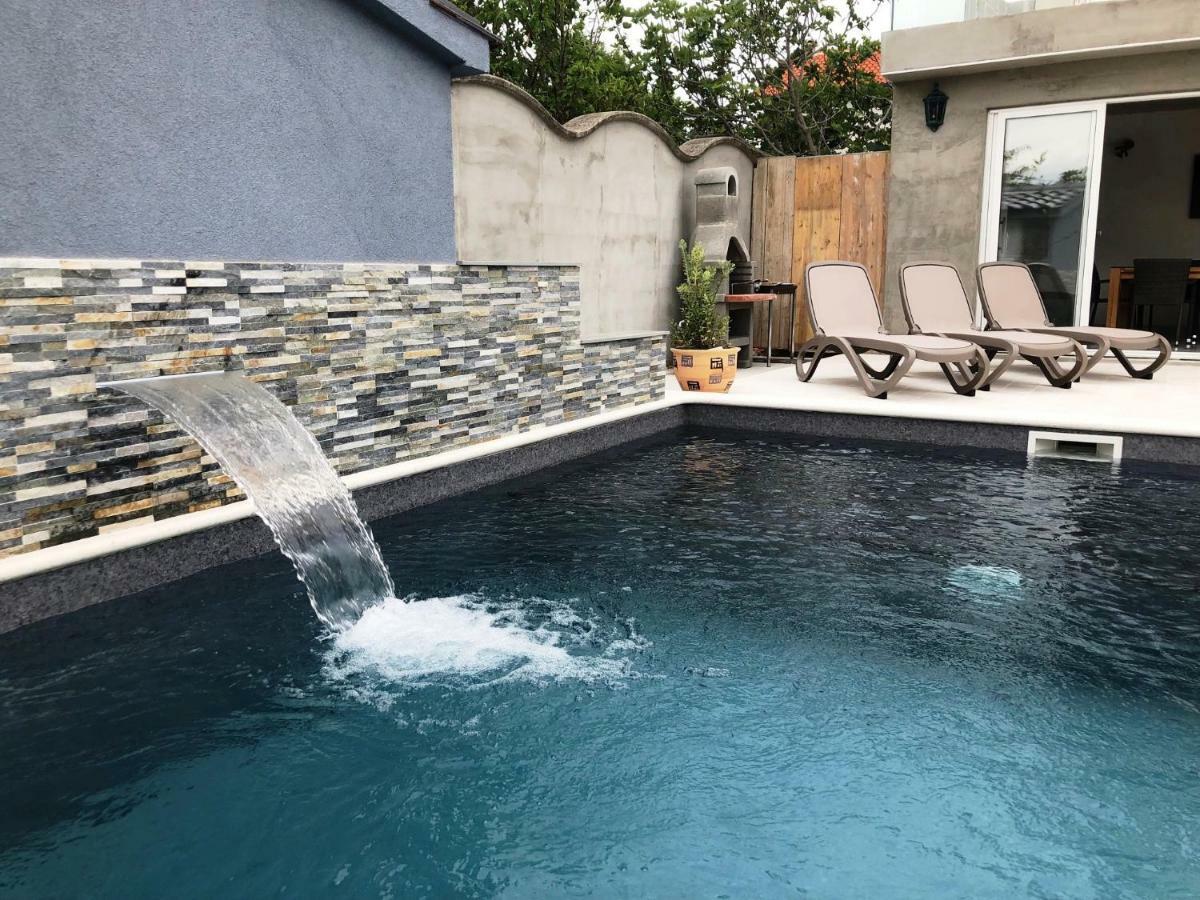 Croliday Apartment With Pool Nin فرسي الغرفة الصورة