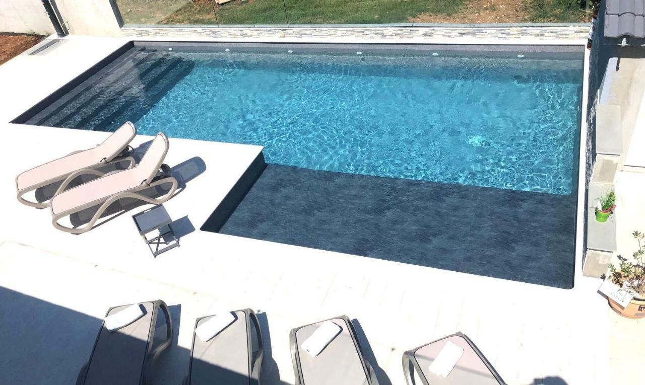 Croliday Apartment With Pool Nin فرسي المظهر الخارجي الصورة